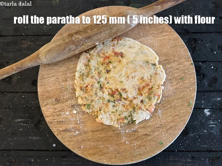 स्टेप 25 – परांठे को फिर से 125 मि.मी. (5&rdquo;) व्यास के गोले …