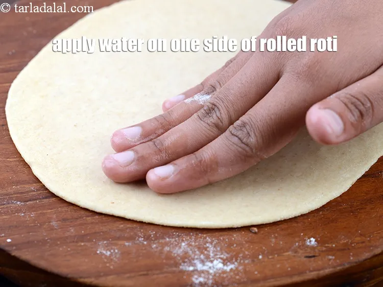 स्टेप 18 – बेली हुई रोटी के एक तरफ पानी लगाएं।