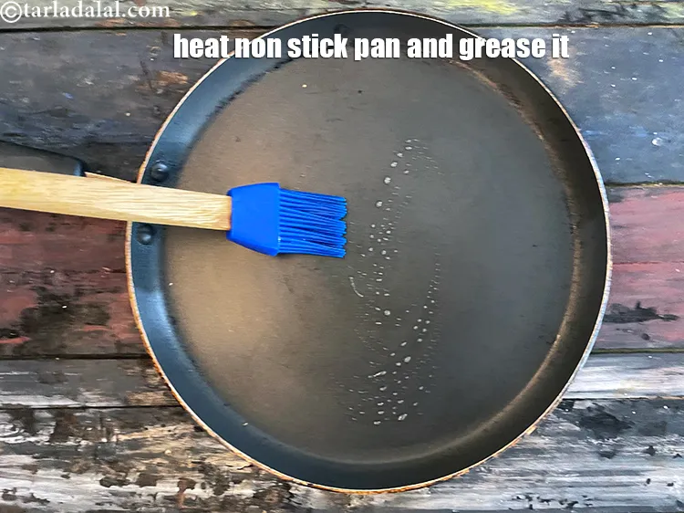 स्टेप 19 – एक नॉन स्टिक पैन गरम करें और उसे चिकना कर …