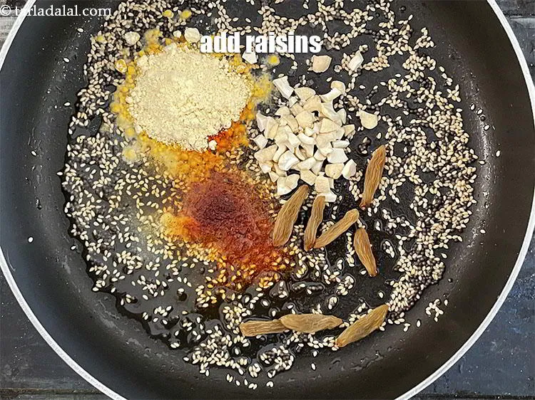 स्टेप 16 – ८&nbsp;<a href=""https://www.tarladalal.com/glossary-raisins-kishmish-kismis-hindi-597i"">किशमिश</a>&nbsp;डालें।