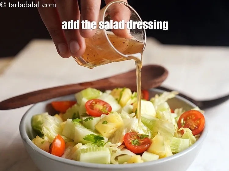 स्टेप 18 – सलाद ड्रेसिंग डालें।