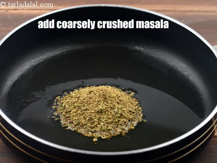 स्टेप 19 – <p>दरदरा पीसा हुआ मसाला डालें।</p>