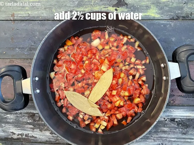 स्टेप 18 – 2&frac12; कप पानी डालें।