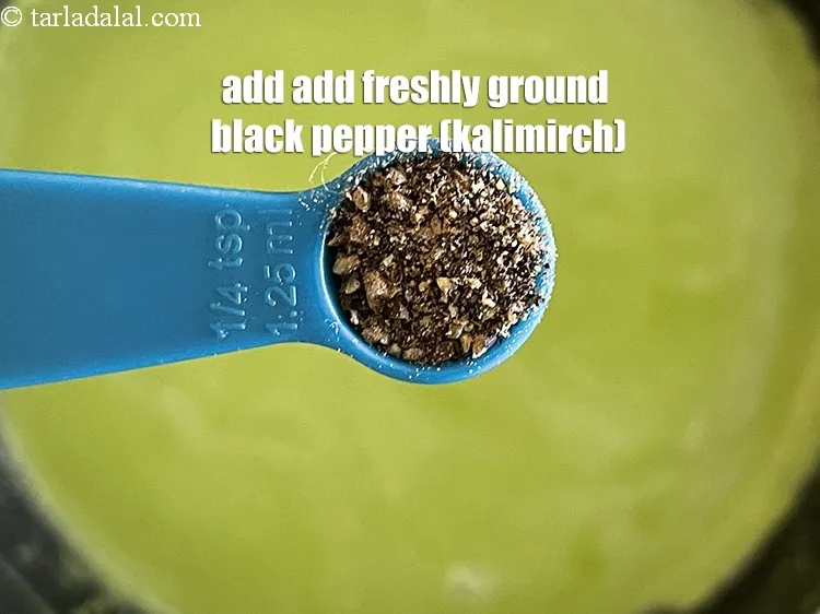 स्टेप 20 – १/२ टेबल-स्पून&nbsp;<a href=""https://www.tarladalal.com/glossary-freshly-ground-black-pepper-kalimirch-powder-kali-mirch-ka-powder-hindi-567i"">ताजी कुटी काली मिर्च</a>&nbsp;डालें।&nbsp;&nbsp;