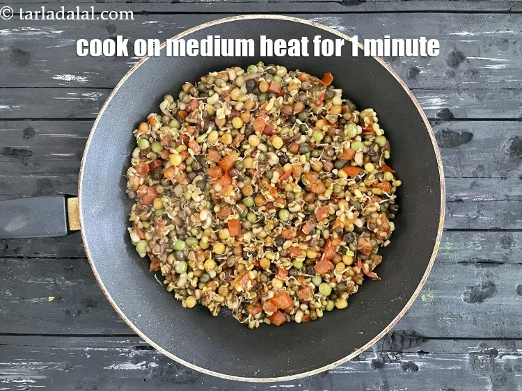 स्टेप 25 – मध्यम आंच पर एक और मिनट तक पकाएं।