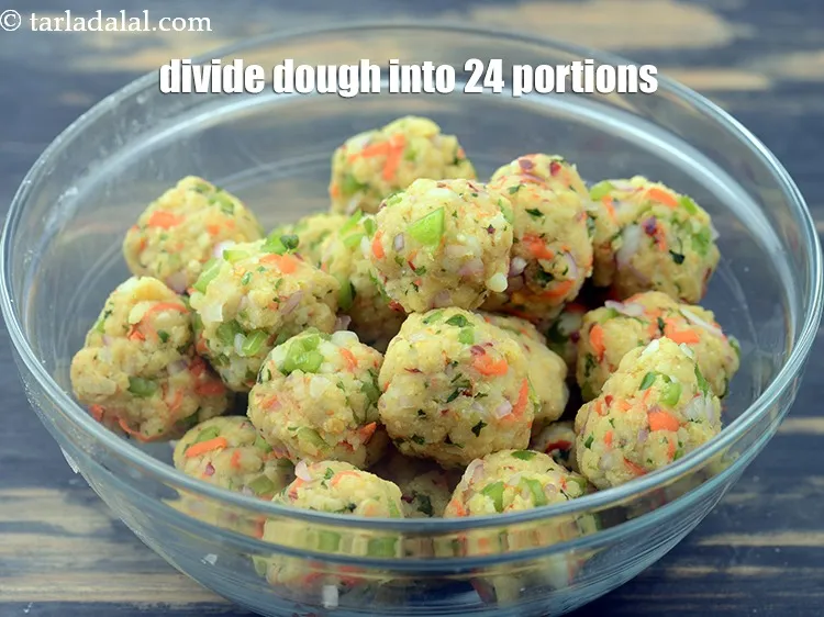 स्टेप 18 – आटे को 22 बराबर भागों में बाँट लें।