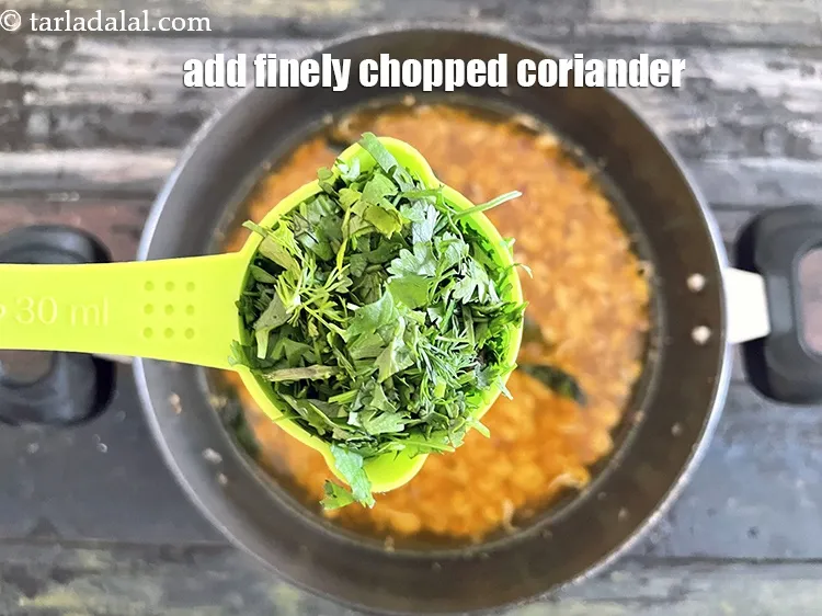 स्टेप 33 – १/४ कप&nbsp;बारीक&nbsp;<a href=""https://www.tarladalal.com/glossary-chopped-coriander-hindi-783i"">कटा हुआ हरा धनिया</a>&nbsp;डालें।