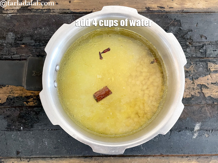 स्टेप 28 – ४ कप गरम पानी डालें।