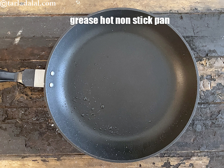 स्टेप 41 – एक नॉन-स्टिक तवा गरम करें और तेल से चुपड़ लें।