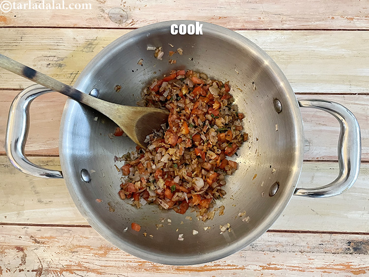 स्टेप 31 – आपको भीगी हुई और क्रम्बल की हुई ब्रेड को रेसिपी …