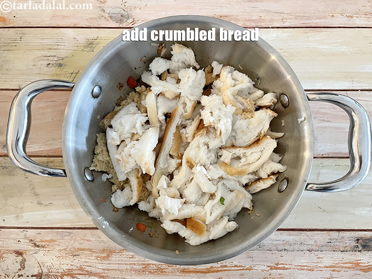 स्टेप 20 – क्रम्बल की हुई ब्रेड डालें।