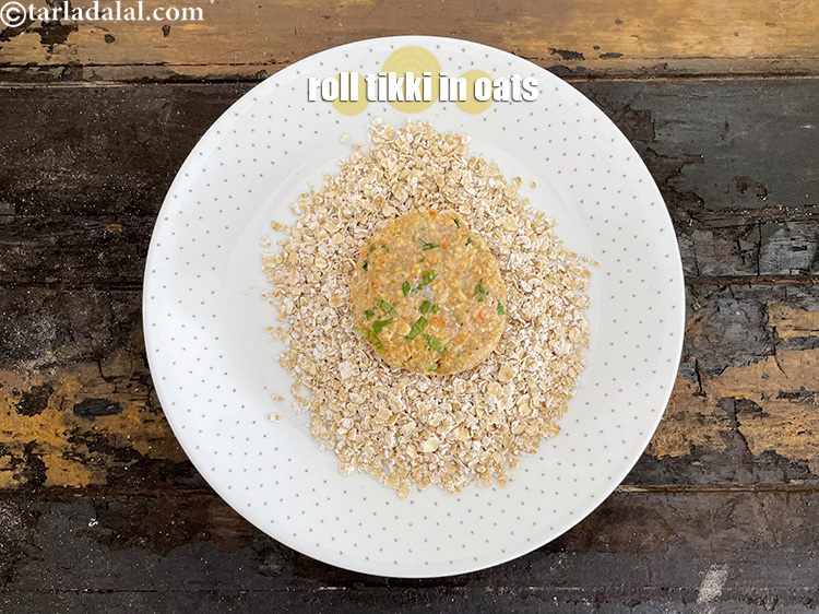 स्टेप 30 – १/२ कप&nbsp;<a href=""https://www.tarladalal.com/glossary-quick-cooking-rolled-oats-rolled-oats-hindi-547i"">क्विक कुकिंग रोल्ड ओटस्</a>&nbsp;में रोल करें जब तक …