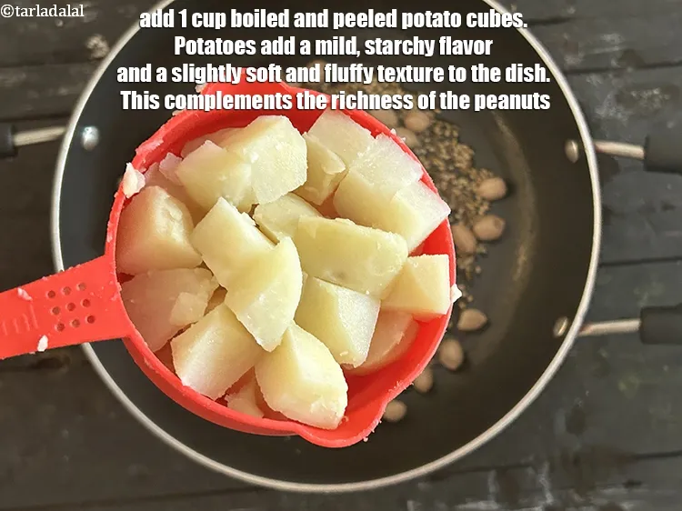 स्टेप 19 – १ कप&nbsp;<a href=""https://www.tarladalal.com/glossary-boiled-potato-cubes-hindi-2312i"">उबले और छिले हुए आलू के टुकड़े</a>&nbsp;डालें। आलू …