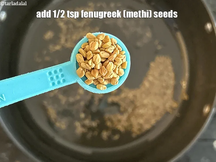 स्टेप 19 – १/२ टी-स्पून&nbsp;<a href=""https://www.tarladalal.com/glossary-fenugreek-seeds-methi-dana-methi-ke-dane-methi-seeds-hindi-991i"">मेथी दानें</a>&nbsp;डालें।&nbsp;&nbsp;