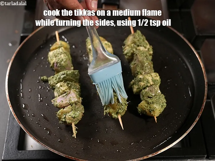 स्टेप 23 – टिक्कों को मध्यम आंच पर 1/2 चम्मच तेल का प्रयोग …