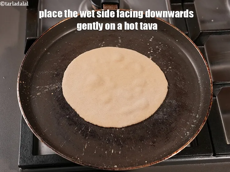 स्टेप 19 – गीले भाग को नीचे की ओर करके धीरे से गरम …