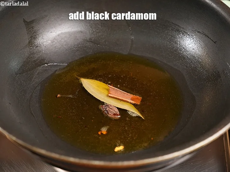 स्टेप 19 – १&nbsp;<a href=""https://www.tarladalal.com/glossary-black-cardamom-badi-elaichi-moti-elaichi-hindi-263i"">बड़ी इलायची</a>&nbsp;डालें&nbsp;.