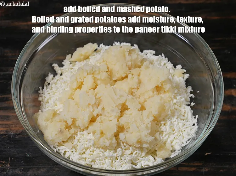 स्टेप 19 – आधा कप उबले और मसले हुए आलू डालें। उबले और …