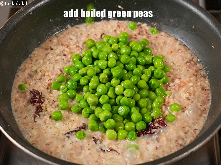 स्टेप 19 – इसमें &frac34; कप&nbsp;<a href=""https://www.tarladalal.com/glossary-boiled-green-peas-1078i"" style=""font-family:Arial; font-size:16px; font-style:normal; font-variant-ligatures:normal; font-weight:400; text-align:left; …