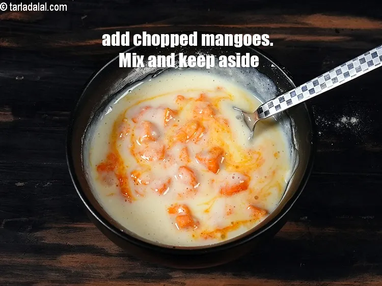 स्टेप 20 – १/२ कप&nbsp;<a href=""https://www.tarladalal.com/glossary-chopped-mango-hindi-803i"">कटे हुए आम</a>&nbsp;डालें । अच्छी तरह मिलाएँ और …