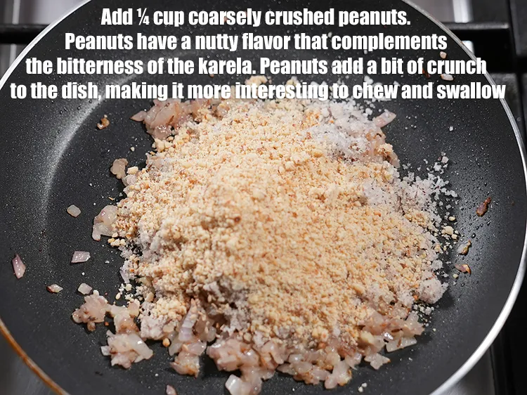 स्टेप 19 – २ टेबल-स्पून&nbsp;<a href=""https://www.tarladalal.com/glossary-crushed-raw-peanuts-hindi-917i"">दरदरी क्रश्ड की हुई मूंगफली</a>&nbsp;&nbsp;डालें ।&nbsp;मूंगफली में अखरोट …