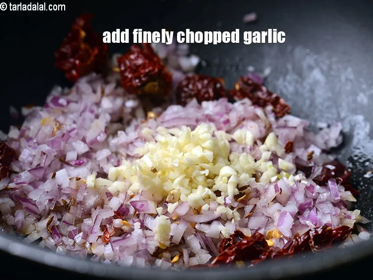 स्टेप 20 – २ टी-स्पून&nbsp;बारीक&nbsp;<a href=""https://www.tarladalal.com/glossary-chopped-garlic-hindi-790i"">कटा हुआ लहसुन</a>&nbsp;डालें ।