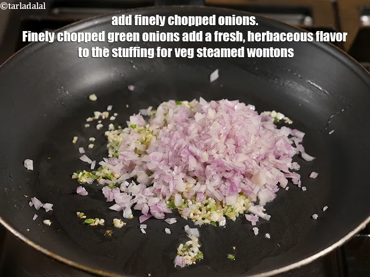 स्टेप 19 – १/४ कप&nbsp;बारीक&nbsp;<a href=""https://www.tarladalal.com/glossary-chopped-onions-hindi-722i"">कटा हुआ प्याज़</a>&nbsp;डालें। बारीक कटा हुआ हरा प्याज …