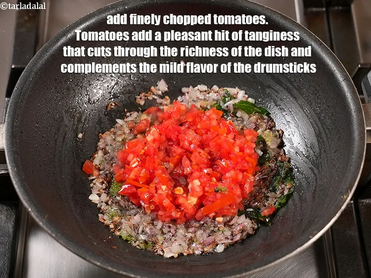 स्टेप 19 – १/२कप बारीक कटे हुए टमाटर डालें। टमाटर एक सुखद खट्टापन …