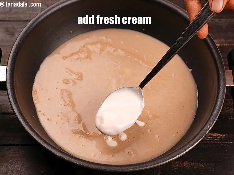 स्टेप 19 – २ टेबल-स्पून&nbsp;<a href=""https://www.tarladalal.com/glossary-fresh-cream-hindi-1877i"">फ्रेश क्रीम</a>&nbsp;डालें।