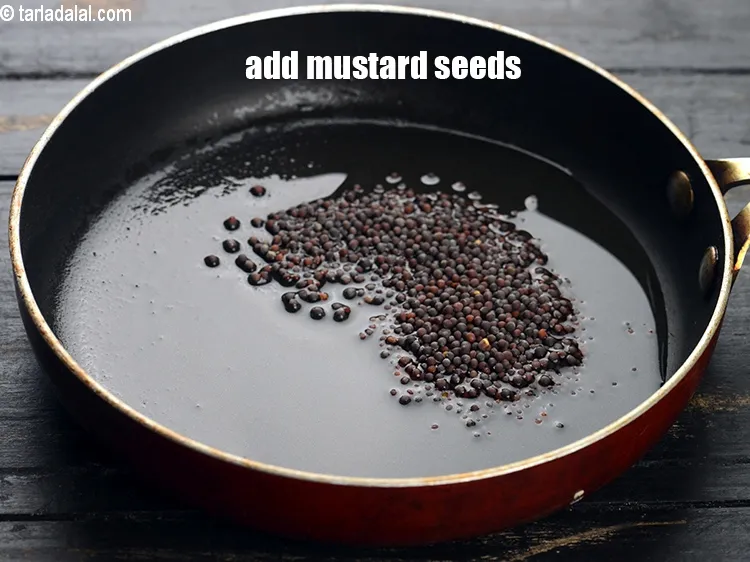स्टेप 19 – २ टी-स्पून&nbsp;<a href=""https://www.tarladalal.com/glossary-mustard-seeds-sarson-rai-sarson-ke-beej-hindi-525i"">सरसों</a>&nbsp;<span style=""font-size:11pt""><span style=""font-family:Calibri,sans-serif""><span style=""background-color:white""><span style=""font-family:&quot;Nirmala UI&quot;,sans-serif""><span style=""color:black"">डालें।</span></span></span></span></span>