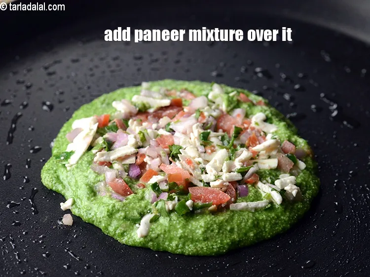 स्टेप 20 – इसके ऊपर १&nbsp;टेबल-स्पून&nbsp;पनीर का मिश्रण डालें&nbsp;।