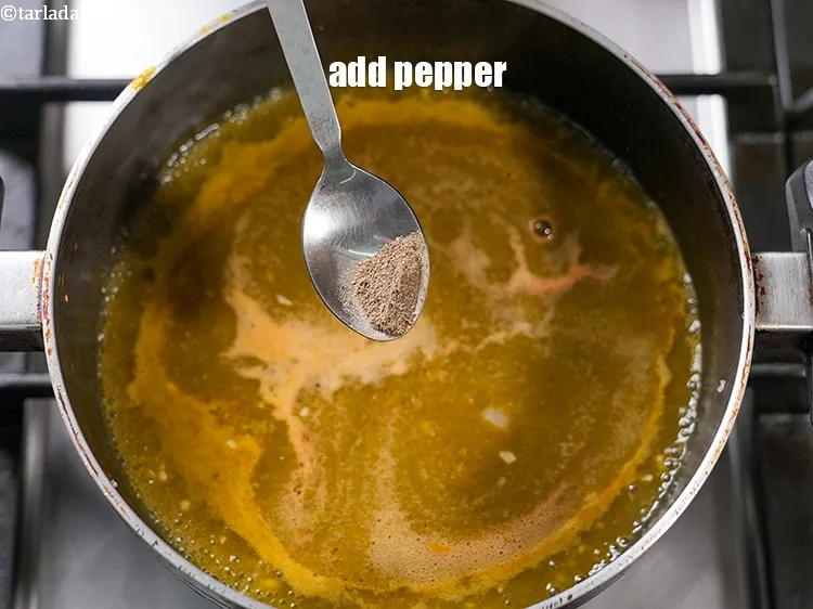 स्टेप 19 – स्वादानुसार काली मिर्च डालें।