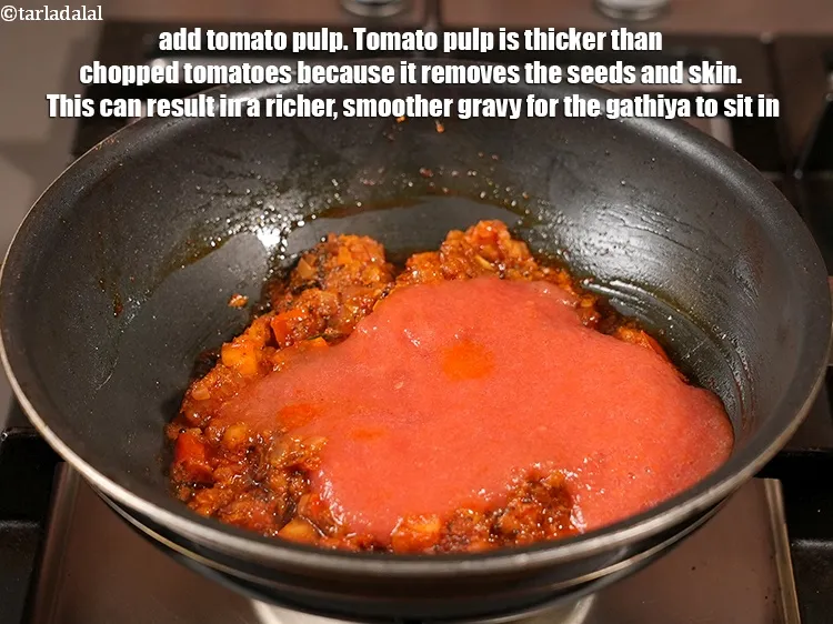 स्टेप 19 – १/२ कप&nbsp;<a href=""https://www.tarladalal.com/glossary-tomato-pulp-tamatar-ka-pulp-hindi-1039i"">टमाटर का पल्प</a>&nbsp;डालें&nbsp;। टमाटर का गूदा कटे हुए …