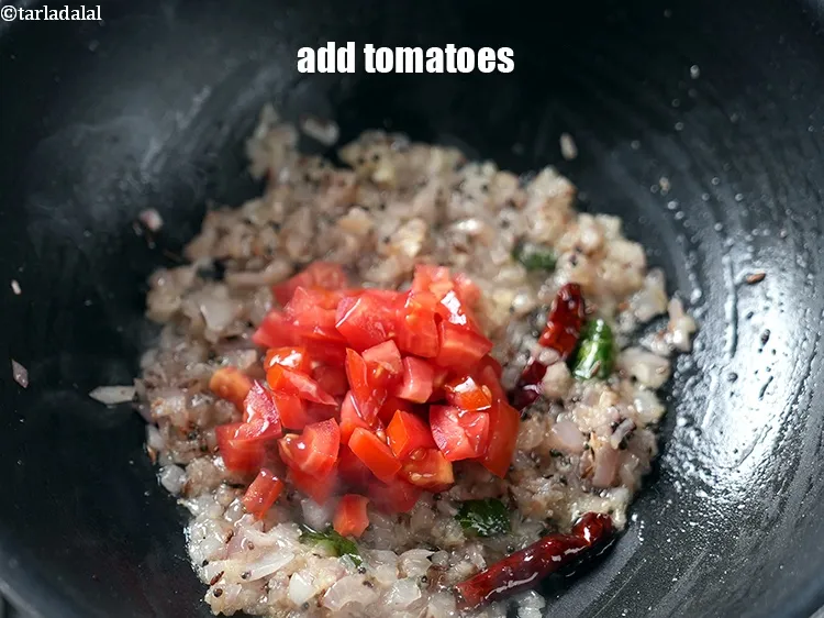 स्टेप 19 – १/४ कप&nbsp;<a href=""https://www.tarladalal.com/glossary-chopped-tomatoes-hindi-779i"" target=""_blank"">कटे हुए टमाटर</a>&nbsp;डालें।