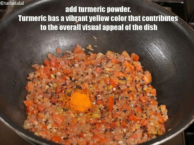 स्टेप 19 – १/२ टी-स्पून&nbsp;<a href=""https://www.tarladalal.com/glossary-turmeric-powder-haldi-hindi-645i"">हल्दी पाउडर</a>&nbsp;डालें । हल्दी का रंग चमकीला पीला …