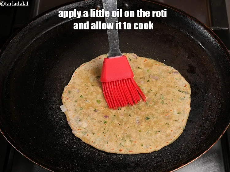 स्टेप 18 – रोटी पर थोड़ा सा तेल लगाकर पकने दें।