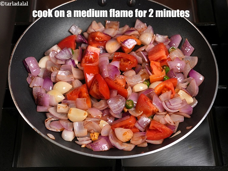 स्टेप 19 – बीच-बीच में हिलाते हुए मध्यम आंच पर 2 मिनट तक …