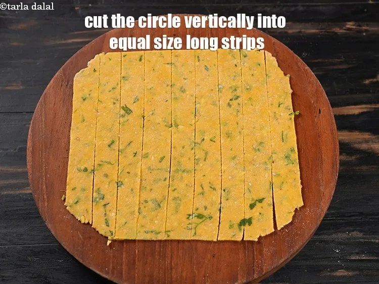 स्टेप 23 – गोले को लंबवत रूप से समान आकार की लंबी पट्टियों …