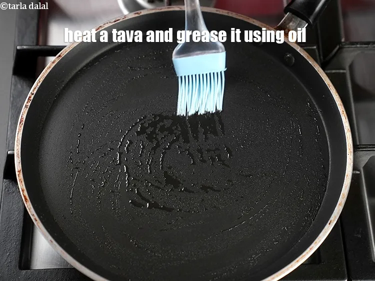 स्टेप 19 – एक नॉन-स्टिक तवा गरम करें और उस पर&nbsp;१/४ टी-स्पून&nbsp;<a href=""https://www.tarladalal.com/glossary-oil-hindi-671i"">तेल</a>&nbsp;डालकर …
