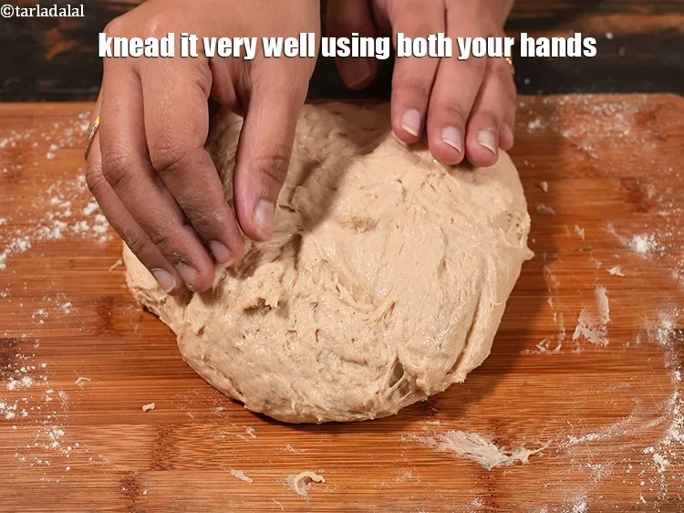 स्टेप 18 – अपने दोनों हाथों का उपयोग करके इसे अच्छी तरह से …