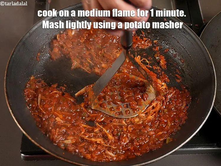 स्टेप 24 – मध्यम आंच पर १ मिनट तक पकाएं। एक आलू मैशर …