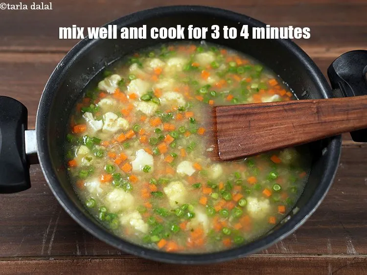 स्टेप 24 – अच्छी तरह मिलाएं और मध्यम आंच पर 3 से 4 …