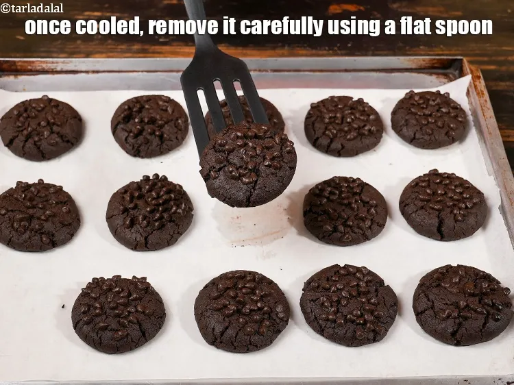 स्टेप 19 – एक बार ठंडा हो जाने पर उसे चपटे चम्मच की …