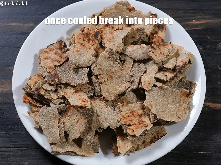 स्टेप 19 – ठंडा होने पर टुकड़ों में तोड़ लें।