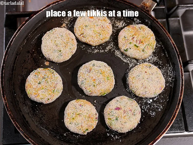 स्टेप 19 – एक बार में कुछ टिक्कियाँ रखें।