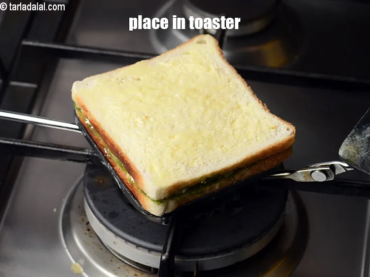स्टेप 19 – सैंडविच को सैंडविच टोस्टर में रखें और मध्यम आंच पर …