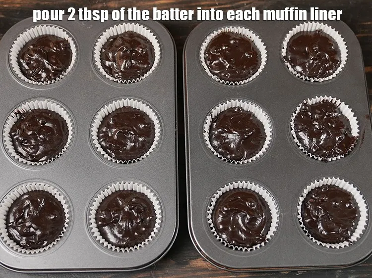 स्टेप 19 – प्रत्येक मफिन लाइनर में 2 टेबल स्पून मिश्रण डालें।
