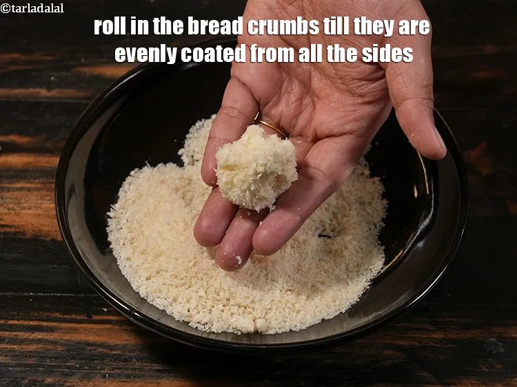 स्टेप 18 – ब्रेड क्रम्ब्स में रोल करें जब तक कि वे सभी …