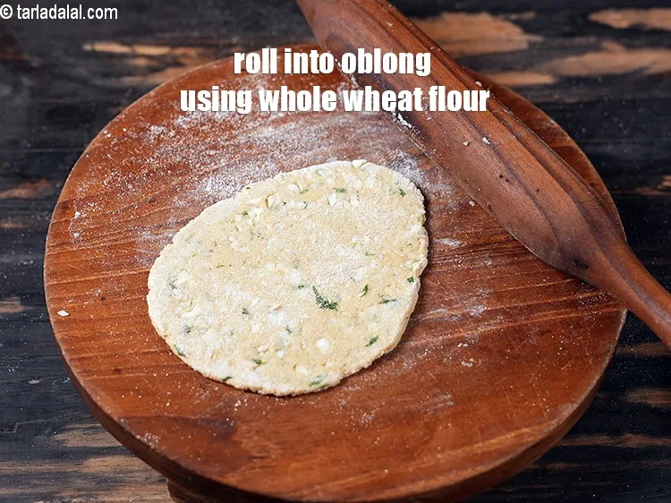 स्टेप 19 – थोड़े से गेहूं के आटे का प्रयोग करते हुए इसे …