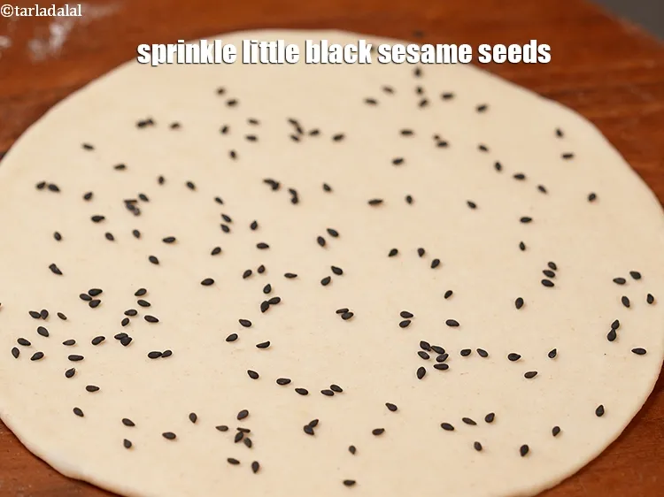 स्टेप 19 – <a href=""https://www.tarladalal.com/glossary-black-sesame-seeds-kala-til-kale-til-hindi-862i"">काला तिल</a>&nbsp;&nbsp;छिड़कें&nbsp;।